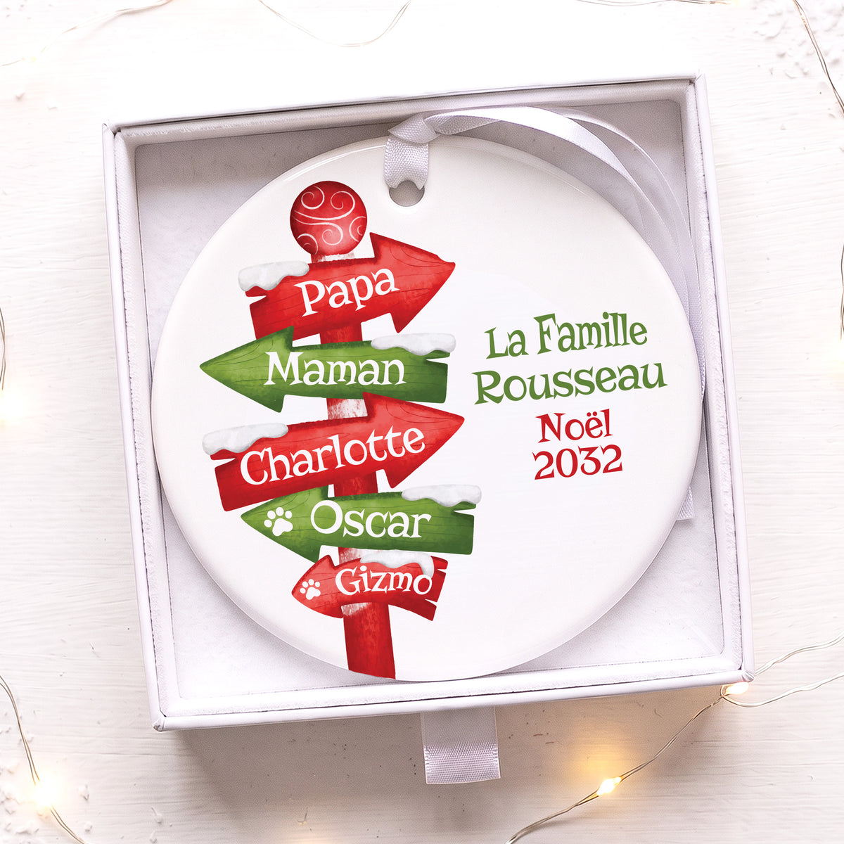 Détail de la décoration de Noël en céramique personnalisée avec les prénoms de la famille