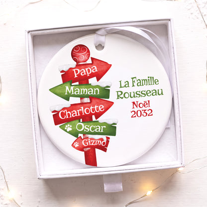 Détail de la décoration de Noël en céramique personnalisée avec les prénoms de la famille