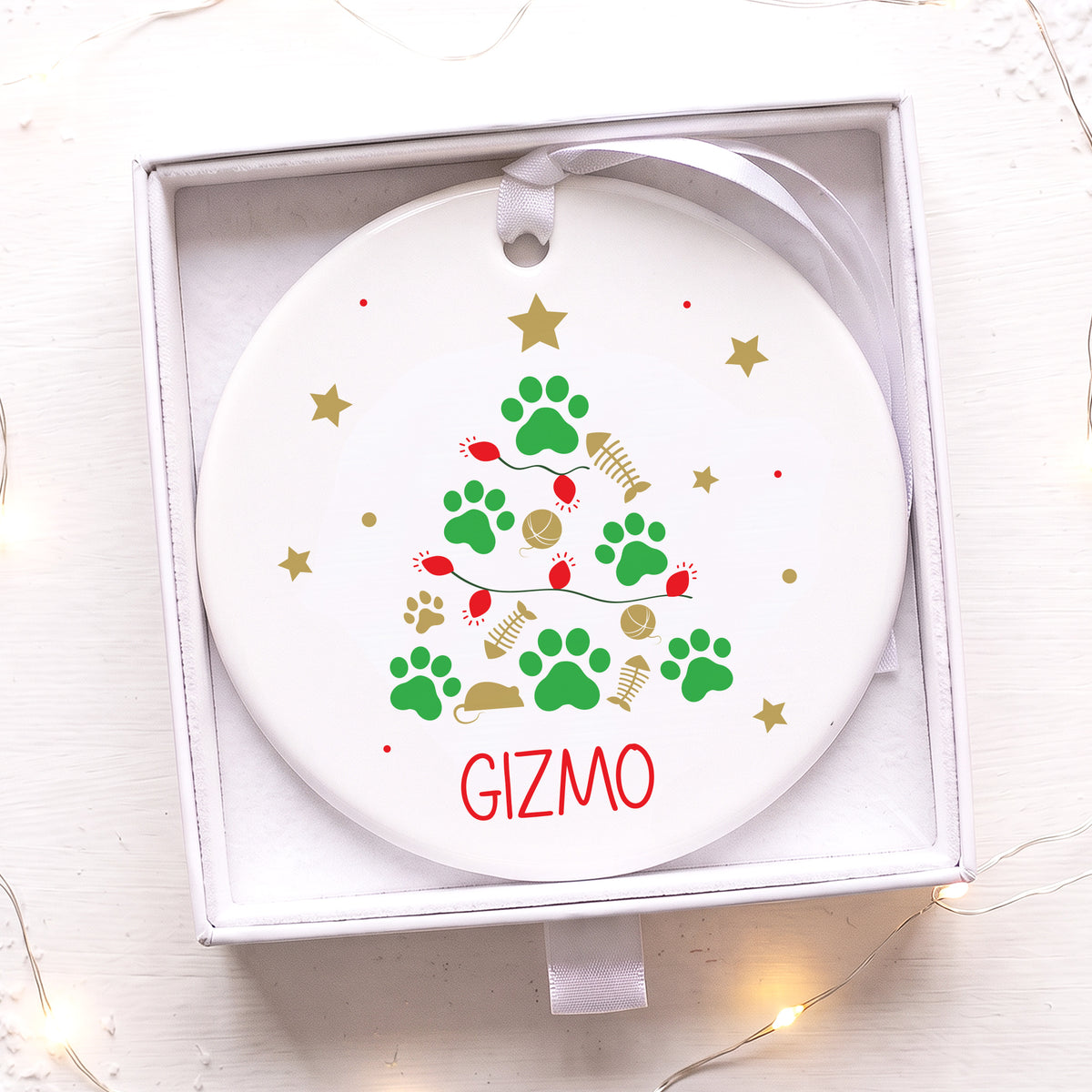 Détail de l’ornement de Noël en céramique personnalisé au prénom du chat
