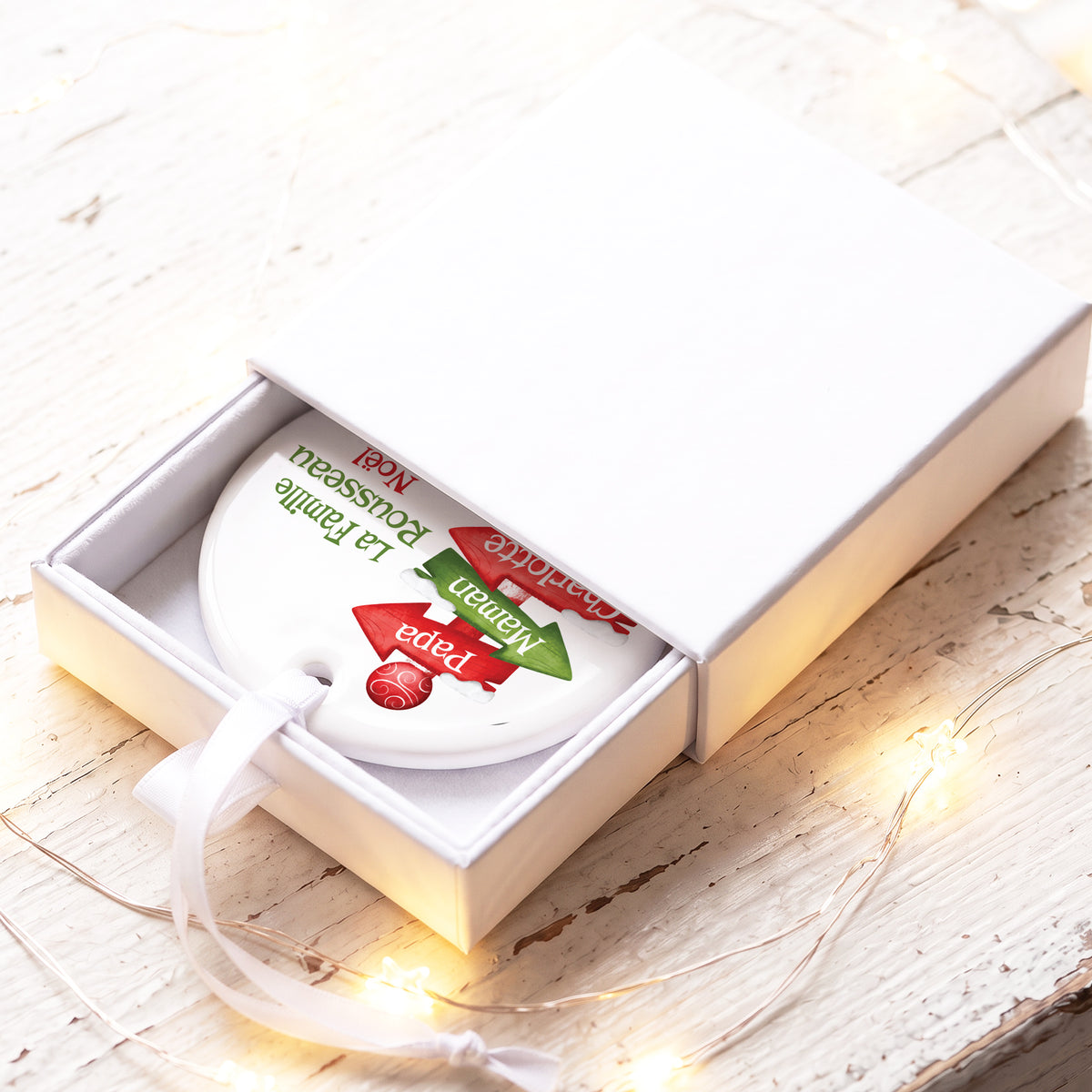 Ornement de Noël familial personnalisé en céramique avec ruban en satin blanc